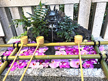 日本橋　福徳神社の花手水　写真右下のハートを押してねの画像(日本橋に関連した画像)