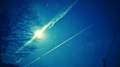 月と飛行機雲の画像 プリ画像
