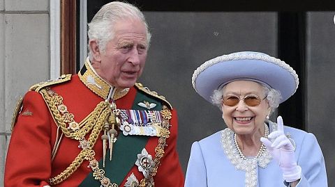 エリザベス女王とチャールズ3世新国王の画像(プリ画像)