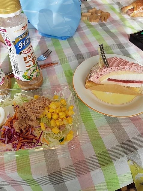 昼ごはんツナコーンサラダ　苺レアチーズタルトケーキの画像(プリ画像)