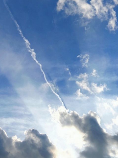 空　太陽光線　飛行機雲の画像 プリ画像
