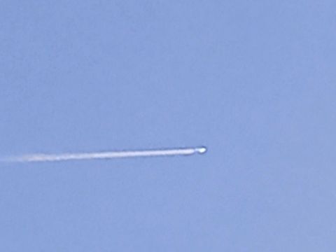青空に飛行機雲の画像 プリ画像
