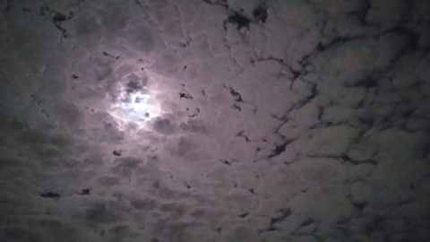 雲の中に月の画像 プリ画像