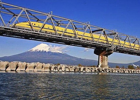 富士山とイエロードクターの画像(プリ画像)