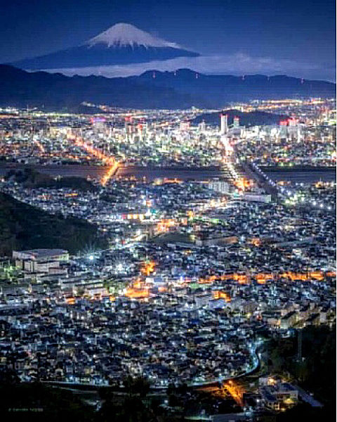 富士山と街の夜景の画像(プリ画像)