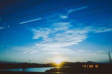 電車内からの夕焼けの画像(電車に関連した画像)