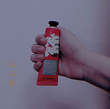 韓国ハンドクリームフィルムカメラ風の画像(ハンドクリームに関連した画像)
