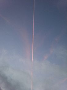 ピンクに染まる飛行機雲
