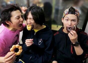 ドーナツを食べる3人の画像(プリ画像)