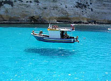 宙に浮く船ーランペドゥーザ島の画像(浮くに関連した画像)