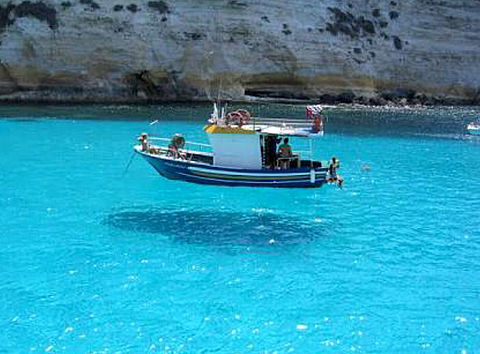 宙に浮く船ーランペドゥーザ島の画像 プリ画像