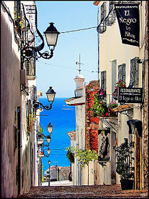 海の見える坂道にあるレストランの画像(スペイン 旅行に関連した画像)