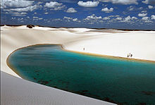 砂丘に描かれる美しいエメラルドグリーンの画像(描かれるに関連した画像)