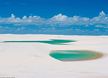 砂丘に描かれる美しいエメラルドグリーンの画像(描かれるに関連した画像)