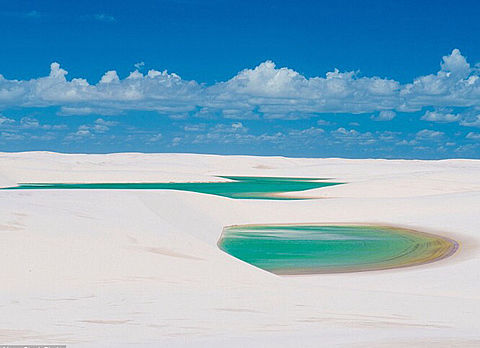 砂丘に描かれる美しいエメラルドグリーンの画像 プリ画像