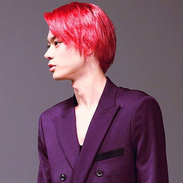 きれいな赤い髪がかっこいい菅田将暉