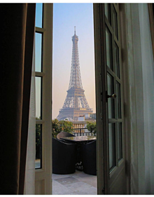 窓から見えるエッフェル塔の画像(フランスに関連した画像)