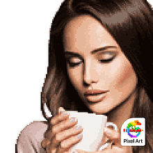 ホットドリンクを飲む女性の画像(ホットドリンクに関連した画像)