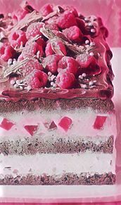 ラズベリーチョコレートケーキ 絵画チック寄りの画像(ラズベリーチョコレートに関連した画像)
