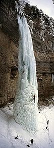 滝も凍ります。 プリ画像