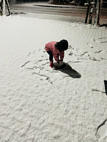 雪遊び　子供　幼い女の子　夜 プリ画像
