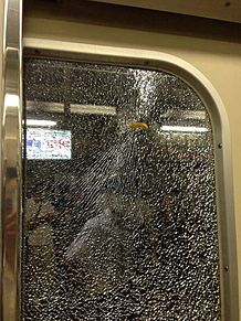 窓にフライドポテトが突き刺さり電車が止まったと話題に！ おもしろ画像の画像(電車に関連した画像)