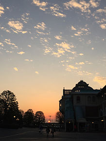 ディズニーランドゲート前の空の画像(夕暮れに関連した画像)