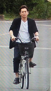 自転車に乗る松潤の画像(自転車に関連した画像)