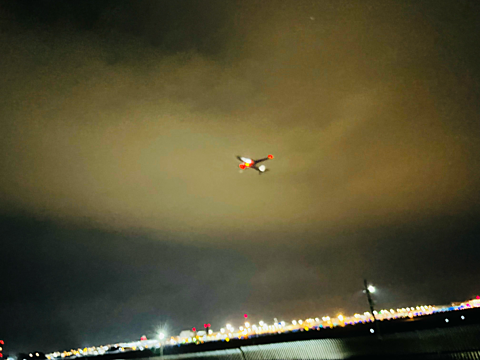 飛び立つ飛行機　夜の画像 プリ画像