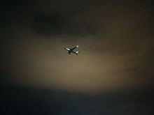 夜　飛び立つ飛行機