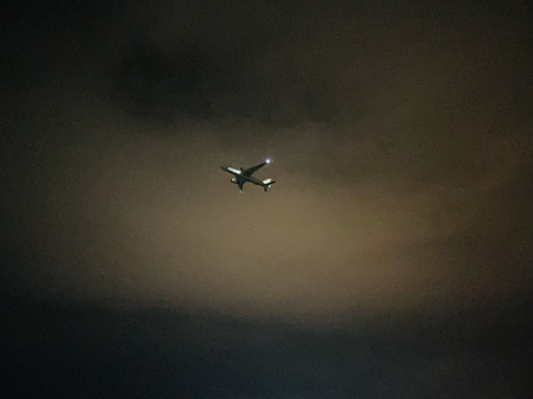 夜　飛び立つ飛行機の画像 プリ画像