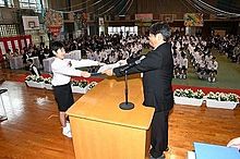 ６年の思い出胸に巣立つ　沖縄県内公立小で卒業式の画像(県内に関連した画像)