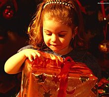 女の子とプレゼント♪の画像(クリスマス プレゼント 子供に関連した画像)