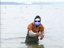 青鬼がマイナス10℃の海で蜆を採っている採る画像 プリ画像