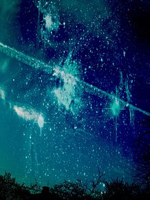 昼間の夜空の画像(飛行機雲に関連した画像)