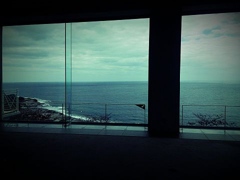 窓と海の画像 プリ画像