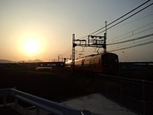 夕陽に照らされる近鉄特急の画像(近鉄に関連した画像)