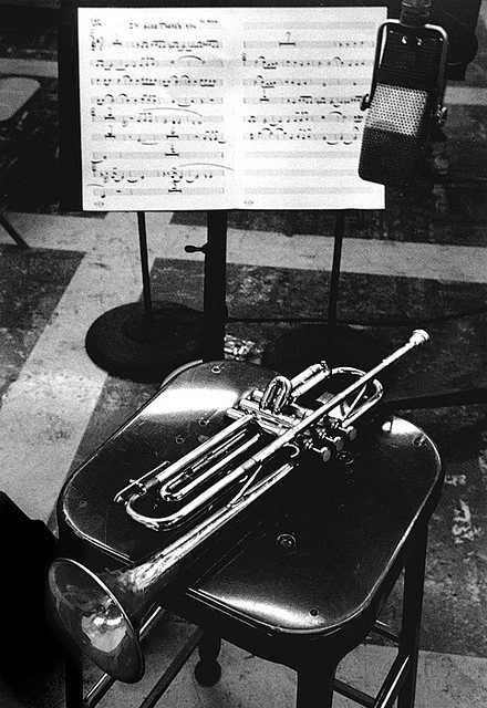 楽譜とトランペットのモノクロ・白黒写真の壁紙