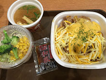 すき家 持ち帰り 3種のチーズ牛丼 味噌汁 サラダの画像(味噌汁に関連した画像)
