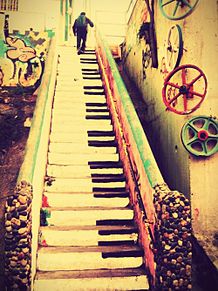 素材 ピアノ 鍵盤 音楽 路地 階段の画像(音楽 おしゃれに関連した画像)