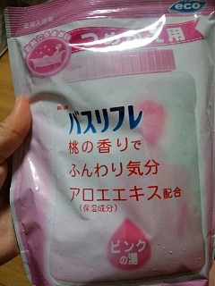 バスリフレ 入浴剤 桃の香り アロエエキス配合 ピンクのお湯